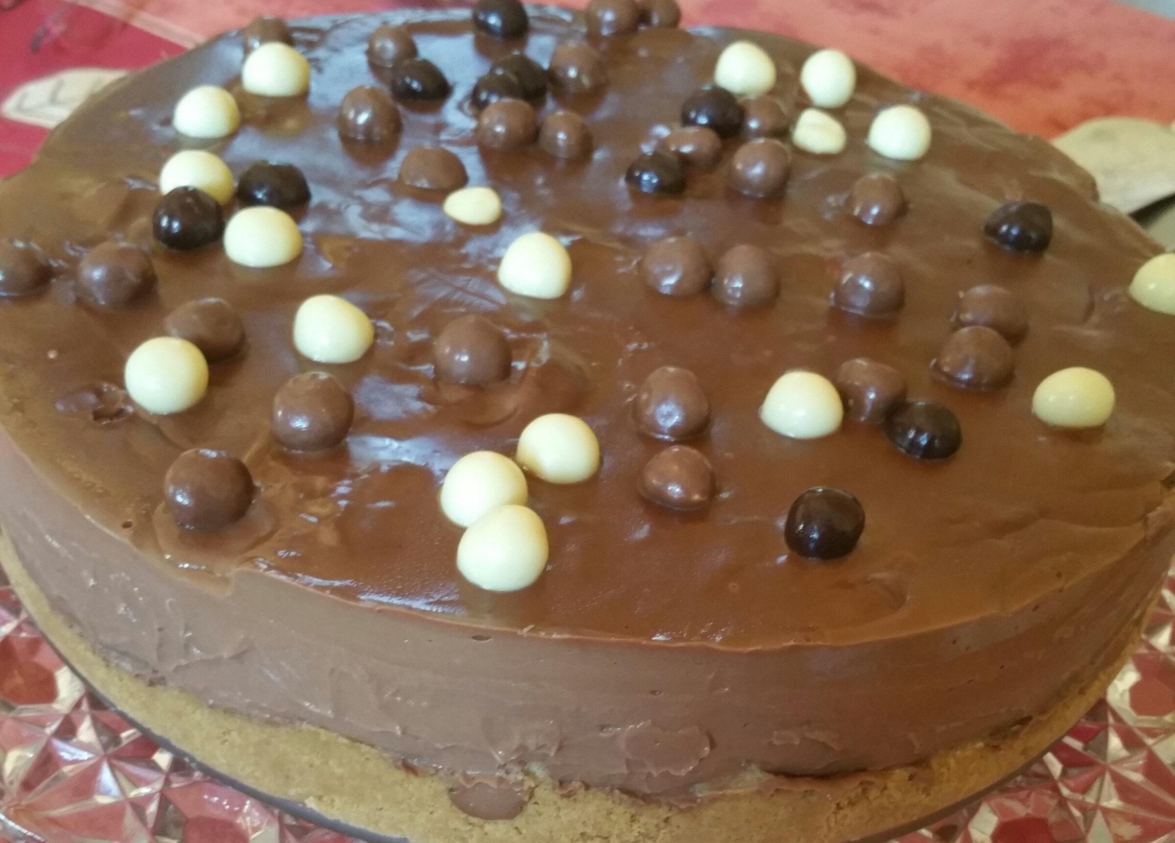 TARTA DE CHOCOLATE RELLENA CON PROFITEROLES