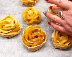 Step <p>Montar las rosas con tiras de hojaldre</p> illustration