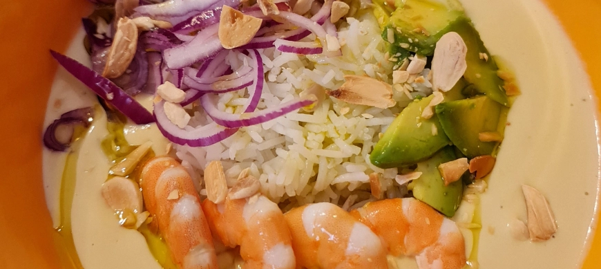 AJO BLANCO DE MANGO CON ARROZ, AGUACATES Y LANGOSTINOS