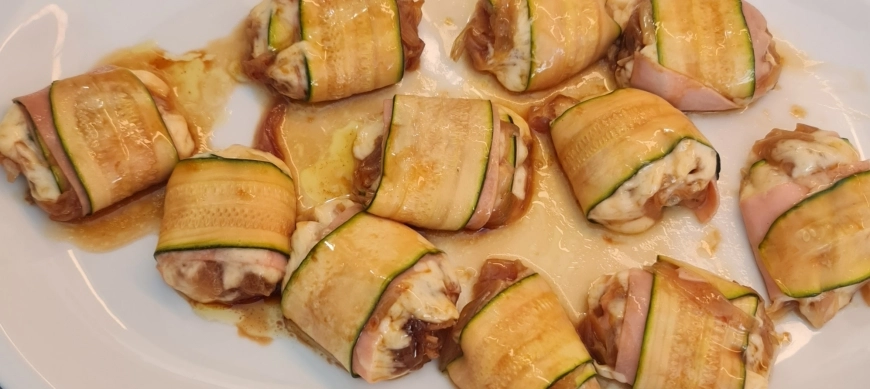 ROLLITOS DE CALABACÁN RELLENOS DE PAVO, QUESO Y CHALOTA CARAMELIZADA