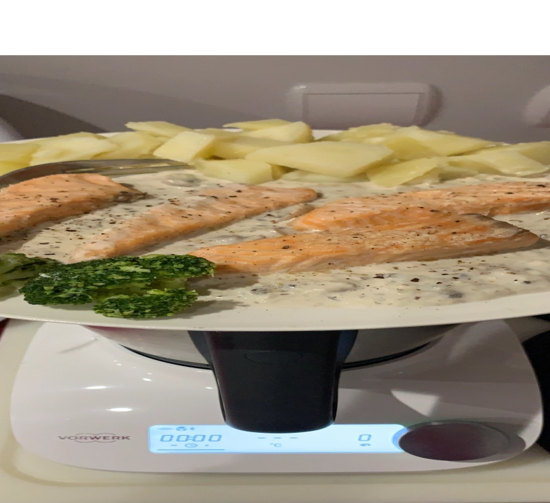 Salmon, patatas, salsa de champiñones y Friend