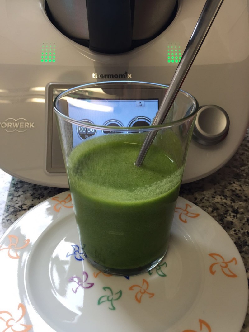 Zumo integral de espinacas y manzanas