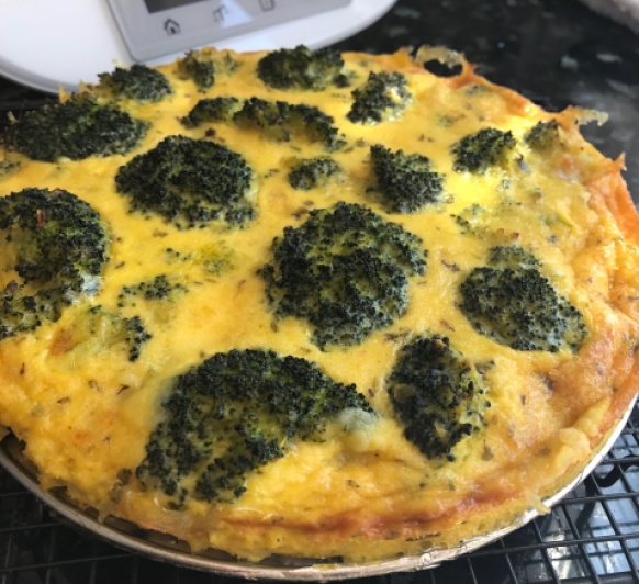 FRITTATA DE BROCOLI Y QUESO DE CABRA CON HIERBAS AROMATICAS