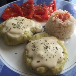 Hamburguesas de pescado con arroz .